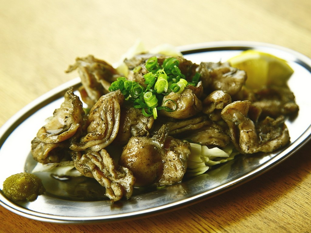 希少部位である鶏ハラミを使用。味濃く、肉とホルモンの間のような味わいの逸品『鶏ハラミ炭火焼き』