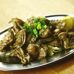 希少部位である鶏ハラミを使用。味濃く、肉とホルモンの間のような味わいの逸品『鶏ハラミ炭火焼き』