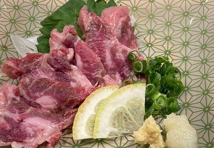 信頼のおける馬刺し業者から仕入れた、新鮮で種類豊富な馬肉