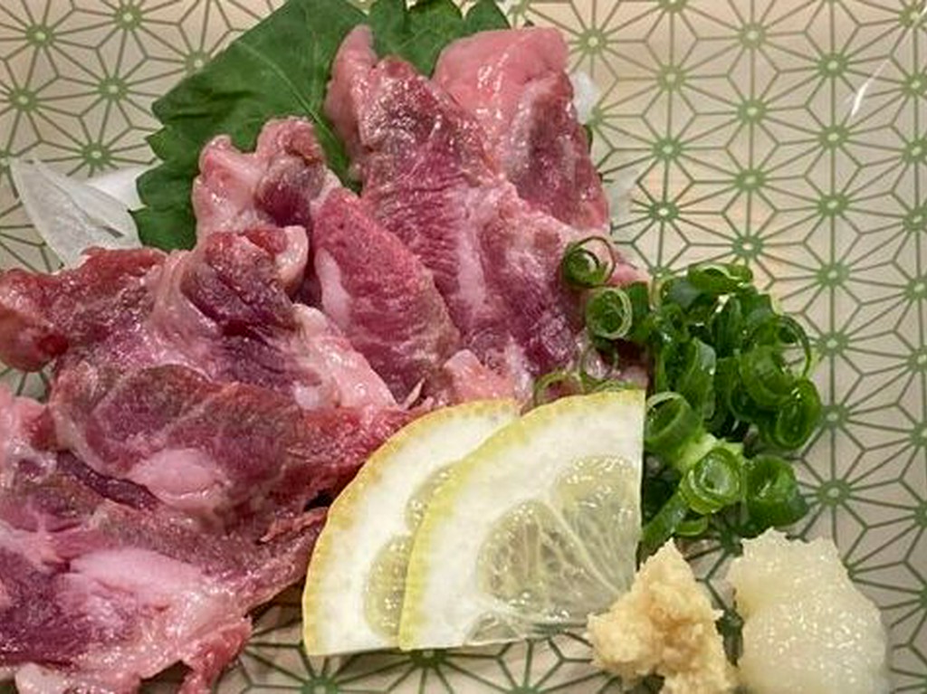 信頼のおける馬刺し業者から仕入れた、新鮮で種類豊富な馬肉