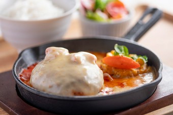 濃厚チーズを贅沢にたっぷり！！ラクレット×トマトソース