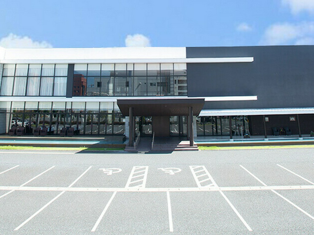 広々とした無料駐車場を完備しております！