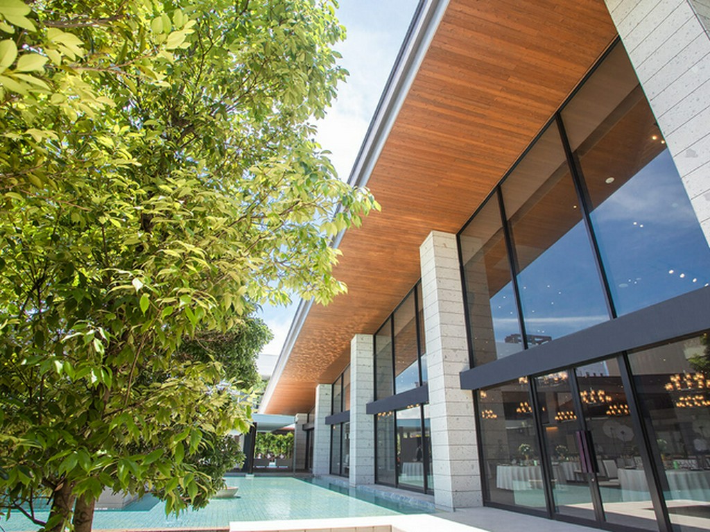 広々とした中庭のテラス席で優雅なランチをお楽しみください！