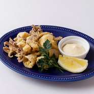 歯ごたえのあるヤリイカに衣を纏わせた旨味たっぷりのフリットです。