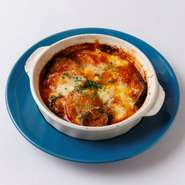 茄子とトマトの良さを最大限引き出すために、4種のチーズと共にオーブンでじっくりと焼き上げご提供致します。