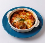 茄子とトマトの良さを最大限引き出すために、4種のチーズと共にオーブンでじっくりと焼き上げご提供致します。