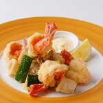 エビ、ヤリイカ、ズッキーニの魚介と野菜のフリットの盛り合わせ。レモン、アイオリソースをご一緒にどうぞ。