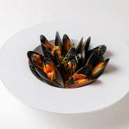 ムール貝をふんだんに使用したワイン蒸し。貝好きな方も大満足の一皿です。