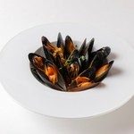 ムール貝をふんだんに使用したワイン蒸し。貝好きな方も大満足の一皿です。