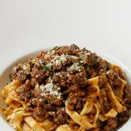 北イタリアのボローニャの郷土料理で、トマトは少なく、お肉が主役の料理。タリアテッレに絡まる和牛の重厚なソースは“絶品”の表現が最も当てはまる。【DON CONA CONERY】究極のボロネーゼをぜひご堪能ください。