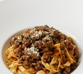 北イタリアのボローニャの郷土料理で、トマトは少なく、お肉が主役の料理。タリアテッレに絡まる和牛の重厚なソースは“絶品”の表現が最も当てはまる。【DON CONA CONERY】究極のボロネーゼをぜひご堪能ください。