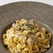 香り高いポルチーニ茸をふんだんに使ったパスタです。平打ちのタリアテッレを使用することでソースがよく絡まり、口の中に芳醇な香りが広がります。