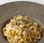 香り高いポルチーニ茸をふんだんに使ったパスタです。平打ちのタリアテッレを使用することでソースがよく絡まり、口の中に芳醇な香りが広がります。