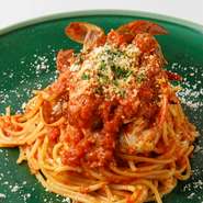 蟹を殻ごと炒めて香りを出すところからこだわりぬいたトマトソースとの相性を徹底的に追求し独特な風味とモチモチ感を持つ生パスタを使用。この上ない濃厚な味わいと後引く美味しさに酔いしれていただきたい“逸品”