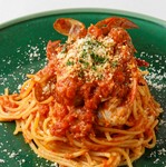 蟹を殻ごと炒めて香りを出すところからこだわりぬいたトマトソースとの相性を徹底的に追求し独特な風味とモチモチ感を持つ生パスタを使用。この上ない濃厚な味わいと後引く美味しさに酔いしれていただきたい“逸品”