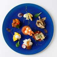 【DON CONA CONERY】オリジナルの“見て楽しい、食べて美味しい”前菜盛り合わせです。シーフードや色鮮やかな野菜を様々な調理法でお楽しみいただけるようご用意いたしました。