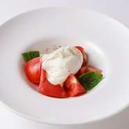 南イタリア原産のフレッシュチーズであるブラータチーズを使用いたしました。バターのようなコクのあるチーズとすっきりとした酸味のフレッシュトマトのマリアージュをお楽しみください。