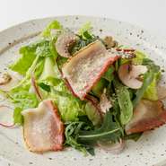 ルッコラだけではなく塩気のあるパンチェッタと生マッシュルームを併せてご用意いたしました。柑橘系さっぱりとした味わいで、食前にはピッタリのサラダです。