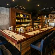 和と洋の邂逅から生まれる料理のイメージを反映し、店内も「和モダン」をテーマとしたスタイリッシュな空間に。木の質感を生かした暖かみのあるインテリアで、落ち着いて飲食を楽しむことができます。