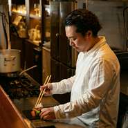 一流の料理や酒を気軽に楽しめる【くずし割烹　和】では、ドレスコードや作法は無用。スタッフによる割烹料理の敷居を下げるフレンドリーな接客も温かく、気軽にくつろいで楽しむことができます。