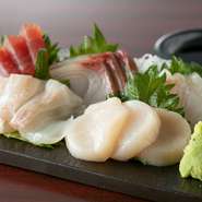 産地から新鮮なまま届く魚介や野菜などの食材は、国産にこだわって仕入れています。生産者の想いが込められた素材を、料理人の技で上質な味わいに。割烹ですが肉や洋の食材も積極的に取り入れています。