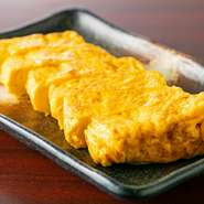 【くずし割烹　和】の看板メニューの一つが、赤・白・黄の三色が選べる『出汁巻玉子』。驚きのある食材を用いて、3品いずれも満足度の高い玉子料理に仕上がっています。お気に入りの一品を見つけて楽しんで。