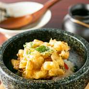 〆の一品としてリピーターも多い人気メニューが『石焼き天丼』。イカ、アサリ、エビなど季節の魚介や玉ねぎに衣をまとわせて揚げたかき揚げを、石鍋で香ばしく焼いたご飯とどうぞ。出汁を加えてお茶漬けにしても◎。