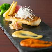 会席で修業した料理人が洋食の技法を取り入れ、和×洋の融合を叶えた一皿です。ピーナッツオイルで香ばしさを添えた鯛のムニエルには、西京味噌を使ったホワイトソースと和の隠し味を加えたトマトソースを添えて。