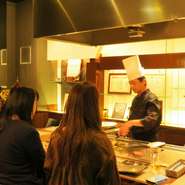 長年神戸ステーキ店で修行したシェフが焼き上げる神戸牛は絶品！独自のルートで仕入れる神戸肉は全てA5ランク。柔らかさはもちろん肉の旨味、香り、目の前で焼きたてをお客様のペースに合わせて提供します。