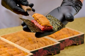 和牛雲丹ユッケドッグ　～目の前仕上げ～