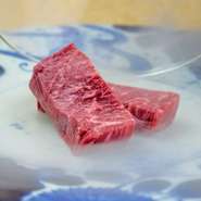 ハラミを香りと共に味わう。
ハラミ本来の濃厚な旨味に、燻製の香ばしい風味が加わり、スモーキーで奥深い香りが口の中で広がります。
ハラミを更に高みへと導いた一品を是非。
