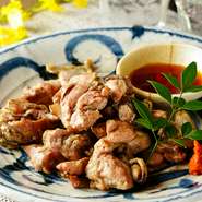 宮崎県産の新鮮な薩摩赤鶏を専門の料理人が丹念に炙ります。歯ごたえが良く旨味がしっかり詰まったオススメの逸品です。
