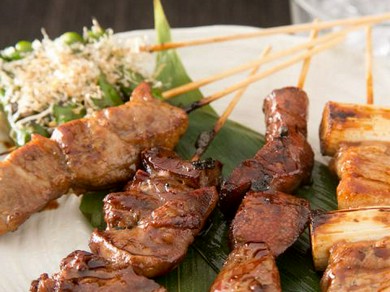 バリエーション豊富な料理を囲んで盛り上がる歓送迎会