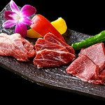 ヘルシーでビタミン豊富な当店の馬肉は、軽く火を通す事によって脂身が柔らかく溶け出し、今までとは違った馬肉の口当たりをお楽しみいただけます。品質が良いから美味しい。めずらしい馬肉焼肉を是非どうぞ！