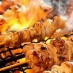 薩摩赤鶏のもも肉を使用した串！　ハーブ、麦入りの植物性たんぱく質の豊富な食べ物で育て美味しさアップ！　適度な歯応えと風味の良い鶏肉です。