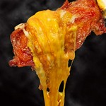 九州小町オリジナル！　骨付き肉に濃厚チーズをたっぷり絡めてどうぞ。ガッツリ鶏肉のうまさが味わえる自慢のチキンです。