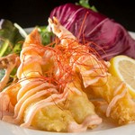 ブランド鶏の桜島鶏をジューシーな唐揚げにしました。噛んだ瞬間ジュワッと鶏の旨味が溢れ出る逸品です。エビのプリプリ食感を衣に閉じ込め、明太子マヨネーズをかけたおつまみにオススメの一品です！ 各748円(税込)