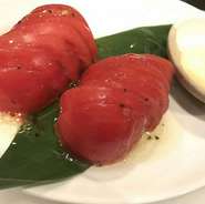 トマトスライスにイタリアンドレッシングをかけた一風変わったお料理です！