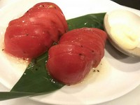 トマトスライスにイタリアンドレッシングをかけた一風変わったお料理です！