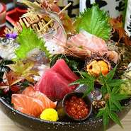旬のお刺身を盛り合わせにしており美味しいお刺身を提供します。