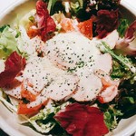 女性に大人気のシーザーサラダ!!ローストポークと半熟の卵が絡み合い美味しいと評判です！