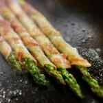 アスパラと豚肉の素材を活かすため、鉄板で焼き上げ、蒸します。アスパラの甘みと豚肉のジューシーな旨みをお試しください。鉄神人気ナンバー5に入る一品です！