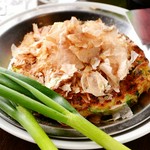 醤油ベースの味付けにしているので九条ネギ本来の甘さを、しっかりと味わって頂けます。九条ネギも惜しみなく、ふんだんにいれてありますので、食感も合わせてお楽しみください。