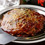 もちもちの太麺を使って作った広島焼き。本格的なこの味を是非おためしください！