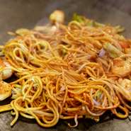 まず！麺が旨い!!もちもちの太麺、その麺で作り上げたソース焼きそば！本当に美味しいんです！