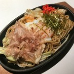 ソース焼きそばと同じ麺を使い美味しい塩ダレを絡めて調理しております。