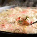 もんじゃ焼きでは絶対に外せない不動のナンバー1。とろけだすお餅に明太子とチーズを絡めたベストマッチな料理です。