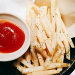 少しだけ塩味を強くしてお酒にも合うようにした、揚げたてのホクホク定番ポテトです。