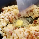 ガーリックとバターを使い鉄板で一気に炒めます。黒毛和牛の旨みとガーリックライスが絡み合い絶品なオススメ〆料理です！
