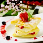 イチゴをたっぷり使ったミルフィーユ。サクサクのパイ生地にカスタードとイチゴの甘味がたまりません！　見たら食べたくなるお洒落な一品です。